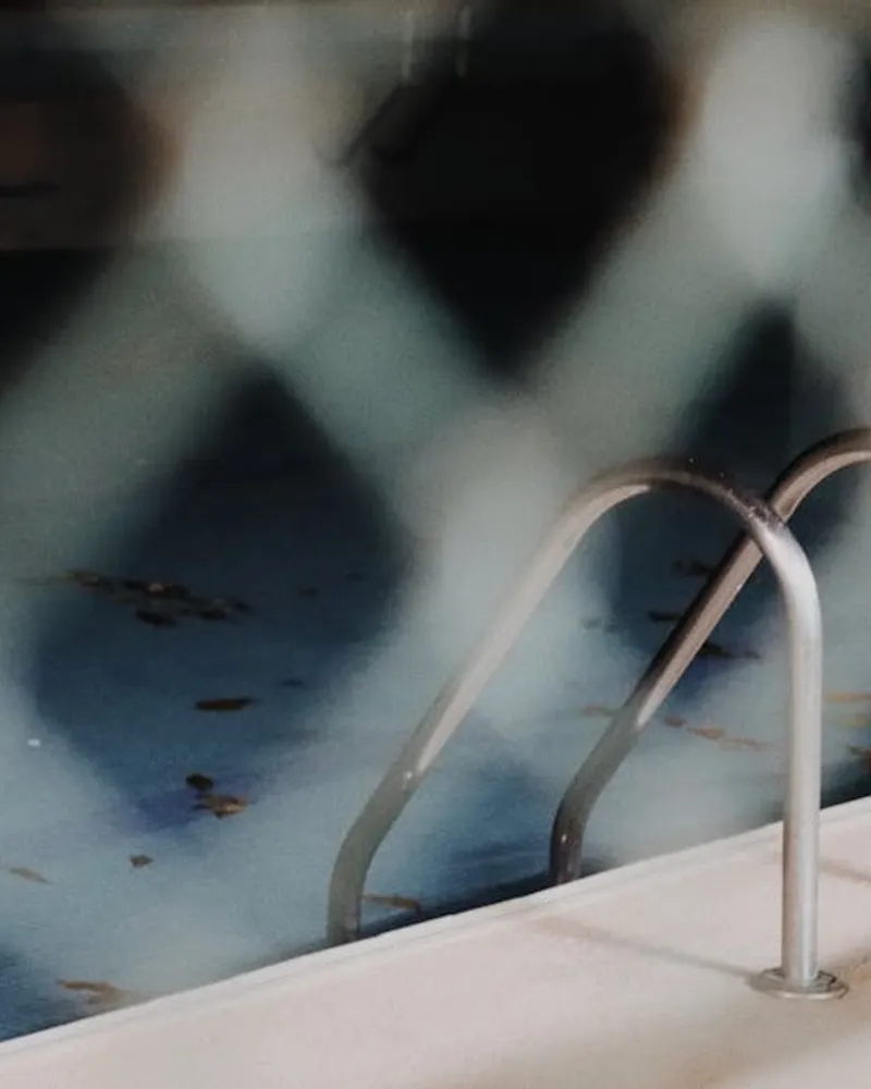 Les conseils d'entretien donnés par les entreprises locales spécialisées après la construction de votre piscine en Guadeloupe