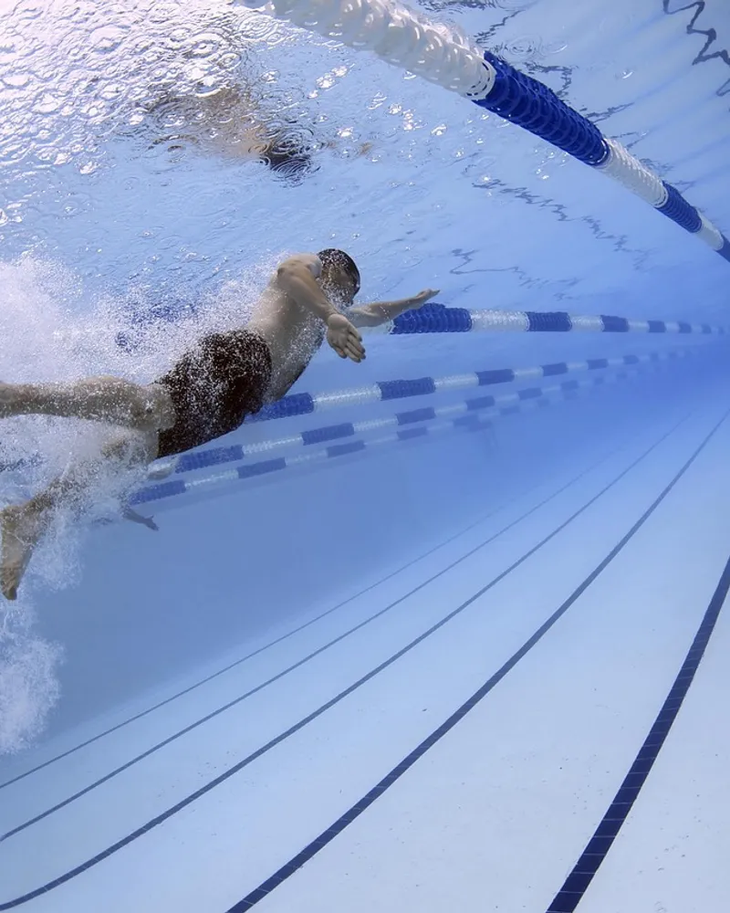 Quand peut-on nager en toute sécurité après avoir ajouté des produits chimiques dans la piscine ?